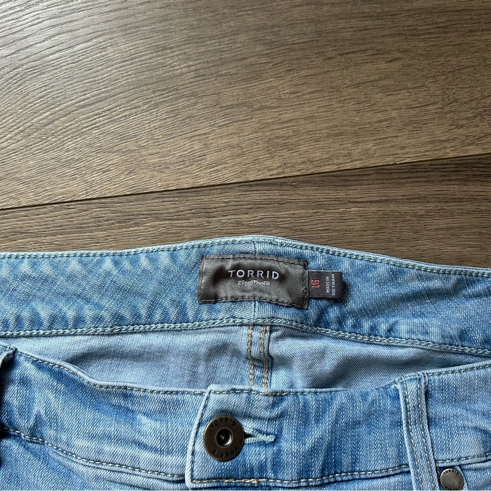 Sold x list Torrid Blue Jean Shorts Light Wash Mid-Length Size 16 - Picture 3 of 5